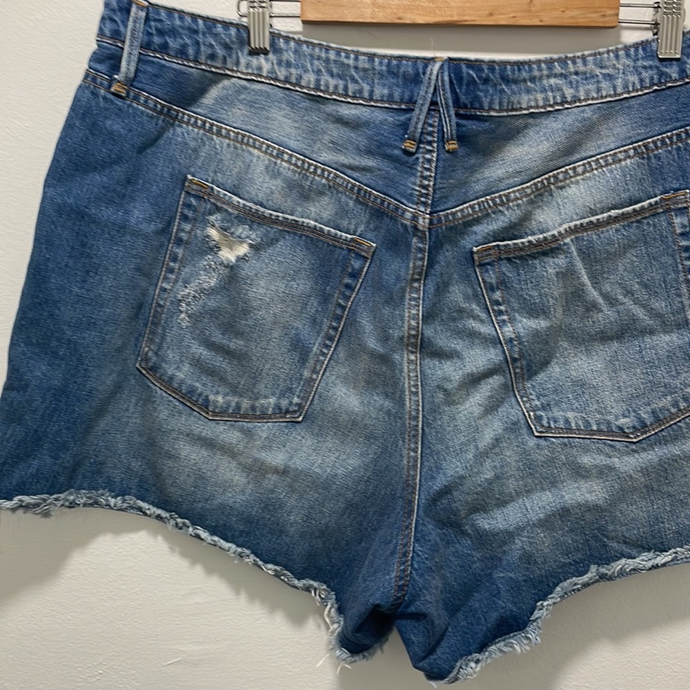 Good American Buttonfly Bombshell Ripped Jean Sho… - image 6